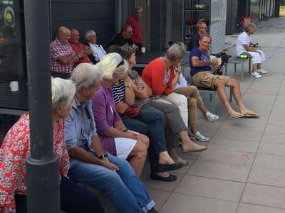 Zuschauer vor dem Clubraum